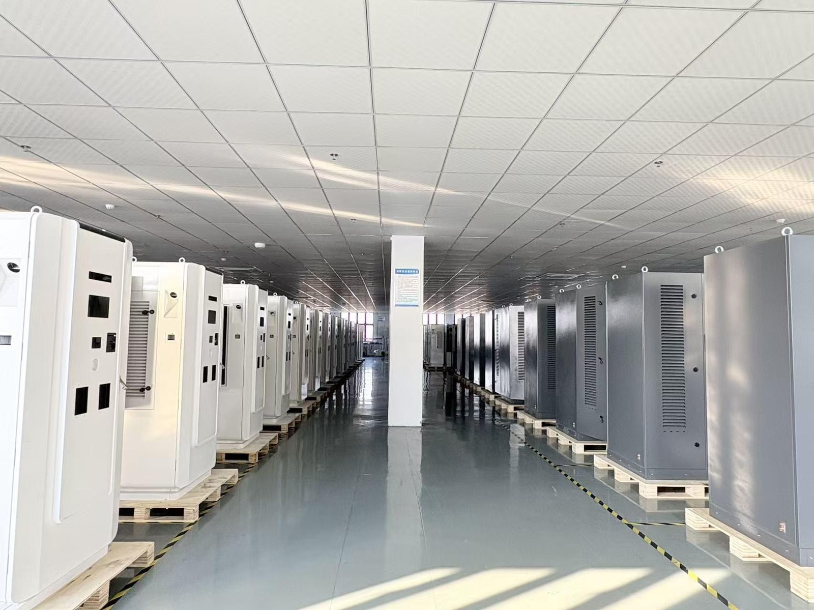 สายการผลิตเครื่องชาร์จ EV ในโรงงาน VoltX